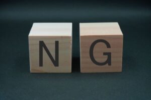 「NG」と印字された木のブロック
